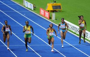 프레이저프라이스(가운데)가 2009년 세계 선수권 대회 100m 결승전에서 22세의 나이에 10.73초로 우승하여 당시 역사상 공동 3위의 기록을 세웠다.