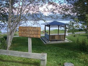 오비히로 공원. 1993년 슈어드 시민에게 제공된 정자가 있다. 배경은 부활만이다.