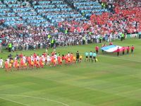 경기장에 입장하는 양국 선수들