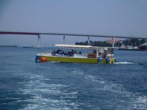 미사키 항과 조가섬을 잇는 뱃길 "산시로", 후방에는 조가시마 대교가 보인다