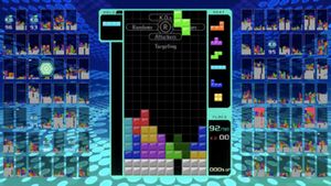 테트리스 99의 주요 게임 플레이 화면. 배경에 다른 98명 플레이어의 보드가 보인다.