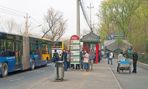 D출구 밖 버스 정류장 (촬영 당시 “이허위안 베이궁먼” 정류장으로 불림)
