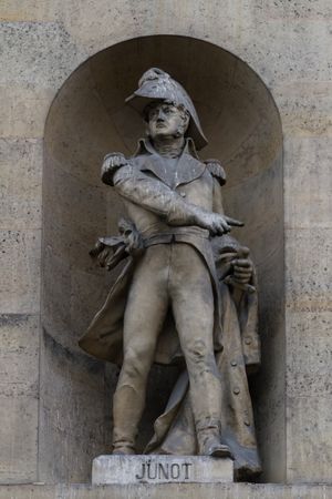 루브르 박물관 북쪽 정면에 있는 쥐노의 조각상