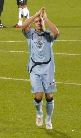 스미스가 뉴캐슬 서포터들에게 박수를 보내고 있다