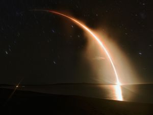 뉴질랜드 마히아에 있는 로켓 랩 발사 단지 1에서 발사되는 캡스톤을 탑재한 일렉트론 로켓