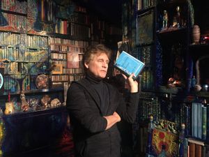 맥클로스키가 '인간 영혼의 상형문자'를 안내하는 모습