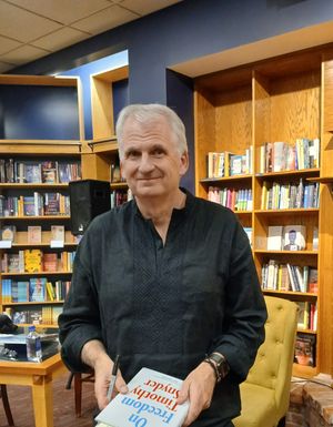 2024년 10월 17일 신시내티에서 『자유에 관하여』를 논하며 서명하는 티머시 스나이더 (스티븐 노리스와 대화)