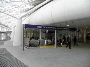 메인 콘코스에서 튜브역으로 가는 입구