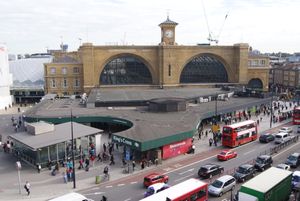 역 앞의 증축 부분(2012년)왼쪽 뒤에 새 콘코스가 보인다