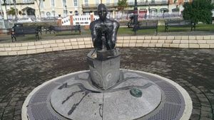 코브에 있는 메리 그레고리의 조각상, '더 네비게이터'