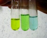 염화 구리(II)의 수용액. 가 많을 때는 녹색을 띠고, 가 적을 때는 더 푸른색을 띤다.