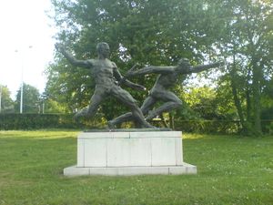 파르티잔 스타디움 근처의 릴레이 운반자 기념비