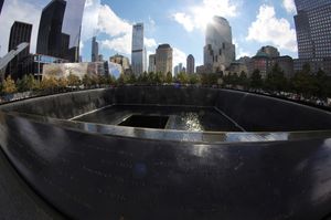 국립 9.11 메모리얼 박물관 북쪽 풀에 있는 9.11 테러로 사망한 윈도스 온 더 월드 직원들의 이름 판 N-70