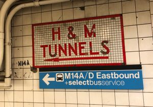 14번가 PATH 역의 타일 작업