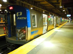 뉴어크 펜 역에 있는 PA5 차량