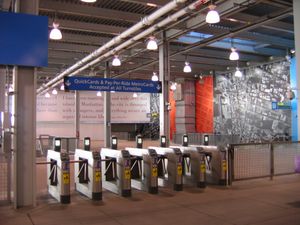 WTC역의 스마트링크 개집표기는 PATH 스마트링크 카드와 MTA 메트로카드를 모두 사용할 수 있다.