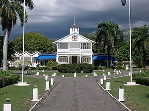 발로열 정원 앞마당