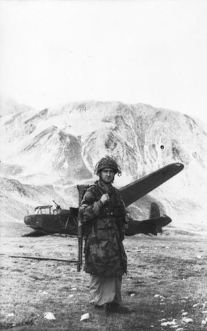 FG 42는 1943년 9월 베니토 무솔리니를 구출하기 위한 습격 당시 새로운 장비를 시험하기 위해 팔슈름예거 레어바탈리온(공수부대 훈련 대대)의 공수부대에 의해 사용되었다.