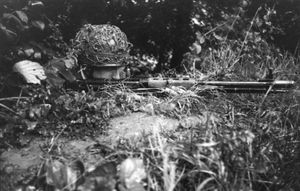 1944년 6월, 초기형 FG 42를 사격하는 강하엽병