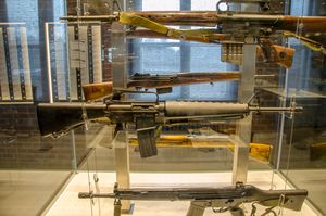 수단형 AR-10 (상단)과 AR-15 후속 모델 (중앙)