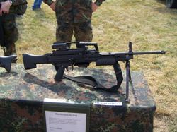 독일 육군에서 운용되는 MG4. 피카티니 레일에 광학 조준경과 운반 손잡이(캐링 핸들)를 추가했으며, 그 모양은 H&K G36과 유사하다.