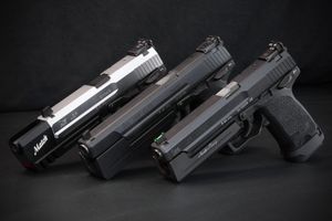 USP 매치는 메르켈 튜닝 웨이트와 함께 USP 엘리트, 익스퍼트와 나란히 전시되어 있다