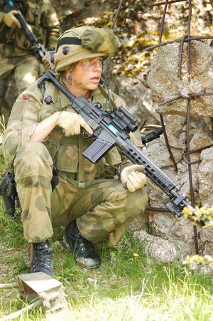 브뤼거 & 토메트 레일 앞부분, 수직 손잡이 및 에임포인트 레드 도트 사이트가 장착된 면허 생산된 AG-3F2 모델을 사용하는 노르웨이 군인