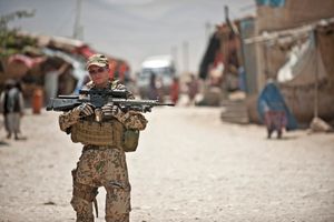 2011년 아프가니스탄에서 STANAG 클로 마운트 슈미트 & 벤더 3-12x50 PM II 망원 조준경이 장착된 현대화된 G3A3ZF를 사용하는 독일 저격수