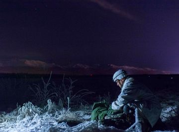 스태프 사관 티모시 베넷, 제4보병여단 전투단(공수) 제25보병사단 제1기병연대 제1대대 블랙잭 중대 소속 기병 정찰병이 2015년 12월 8일 알래스카 주 엘멘도프-리처드슨 합동기지에서 야간 공수 훈련 점프를 마치고 낙하산을 접고 있다.