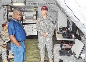 제112통신대대 소속 상사가 2013년 포트 고든에서 강사와 함께 특수작전군 배치 가능한 노드 라이트 키트에 대해 논의하고 있다.