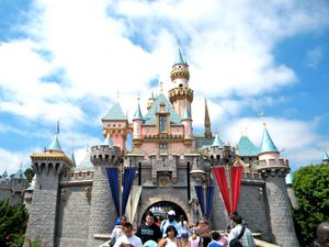 디즈니랜드의 별명인 The Magic Kingdom을 비튼 "Tragic Kingdom"이라는 제목.