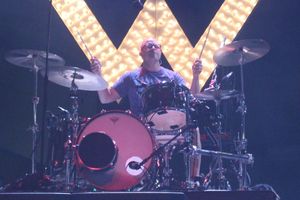 2015년 위저와 함께 공연하는 윌슨