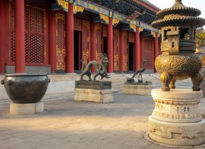 이화원의 인수전 조각상