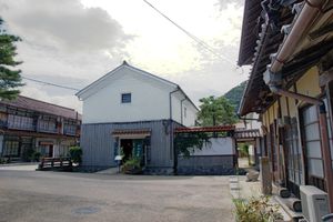 지진으로 옻칠 벽이 벗겨진 시라카베 도조군・나카노 타케게이(원수 주조 옛 술창고, 지진 전 사진.)