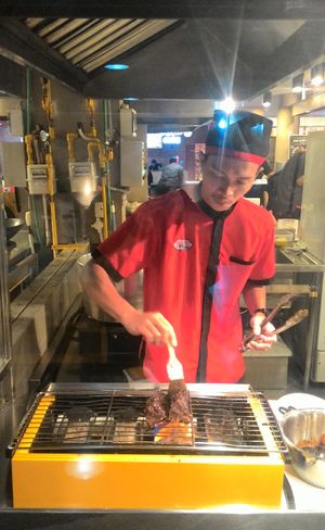 매운 소갈비를 굽는 콘로 바카르.