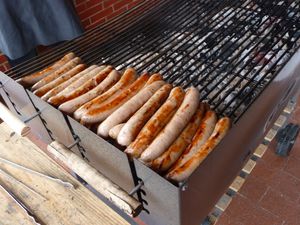 브라트부어스트를 굽는 모습