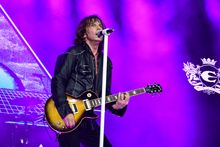 기타를 치는 조이 - 칠레 공연(2018년)