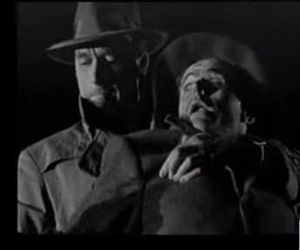 살인을 원하다(1947)에서 로렌스 티어니에게 살해당하는 쿡. 그의 전형적인 최후 장면 중 하나이다.