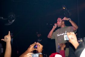 2010년 라이브 공연 중인 커렌시