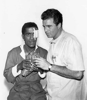 에드워즈는 게스트로 출연한 새미 데이비스 주니어(Sammy Davis Jr.)와 함께 벤 케이시(Ben Casey)에서 (1963)