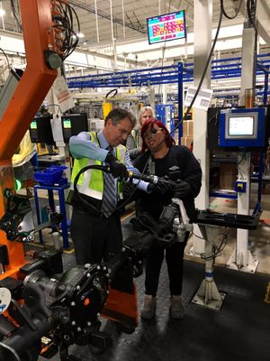 톨레도에 있는 데이나 구동 장치 시설을 방문하는 브라운