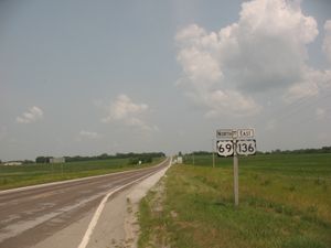 미국 69번 국도와 미국 136번 국도가 미주리주 베서니 근처에 있다