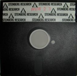스테인버그의 최초 제품인 스테인버그 Pro 16은 '플로피 디스켓'으로 판매되었다. (버전 2.3)