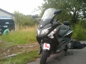 코르셤, 윌트셔에 있는 HMS 로열 아서에서 SYM GTS EVO 125i