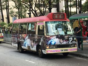 구쥐지는 사이완에서 줜완까지 가는 빨간색 미니버스의 승객 요금을 지불하여 무료로 탑승하게 했다.