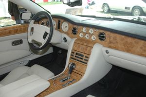 벤틀리 아주어 실내