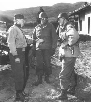 1950년 11월 12일, 10군단장 아몬드 소장이 불운한 RCT-31의 사령관 앨런 D. 맥클린 대령에게 은성훈장을 수여하고 있다.