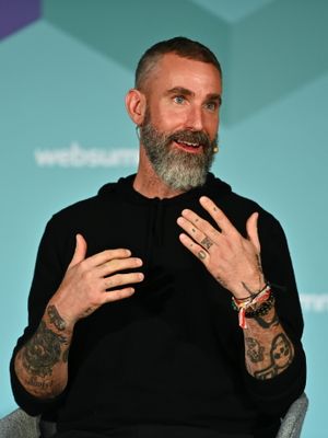 가가는 Born This Way 이후 Artpop에서도 DJ 화이트 섀도우와 다시 작업했다.