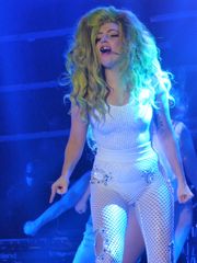 가가가 로즈랜드 볼룸 레지던시 쇼 (2014)에서 "G.U.Y."를 공연하는 모습