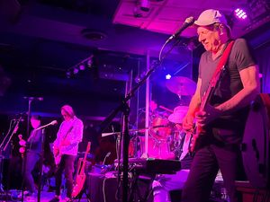 2022년 비루, "데이비드 보위 찬가" 투어에서 토드 룬드그렌과 함께 공연